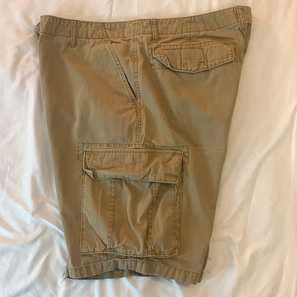 Gently Used Old Navy Khaki cargo shorts Men’s waist size 42 Tall - Picture 2 of 6